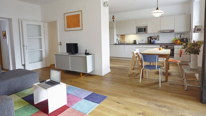 Das Bild zeigt eine möblierte Wohnung.