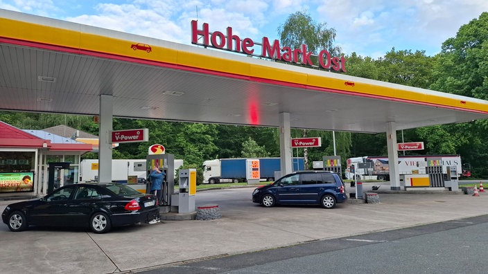 An einer Tankstelle stehen mehrere Autos zum Tanken