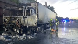 ausgebrannter Lkw, der auf dem Standstreifen einer Autobahn steht