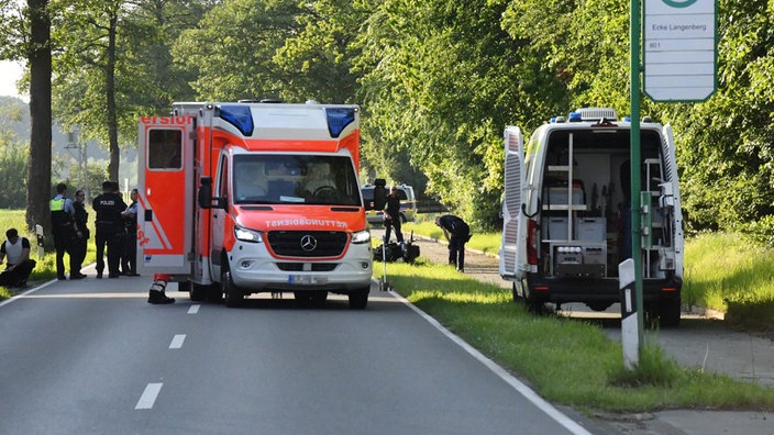 Ein Krankenwagen vorort am Unfall