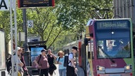 Eine Bahn fährt über eine große Straßenkreuzung in Köln.