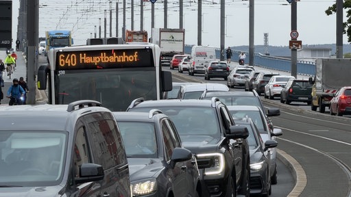 Auf einer Brücke stehen Autos und ein Bus im Stau. Auf dem Bus steht 640 Hauptbahnhof. 