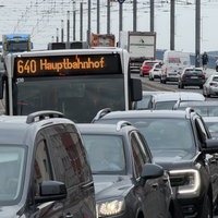 Auf einer Brücke stehen Autos und ein Bus im Stau. Auf dem Bus steht 640 Hauptbahnhof. 