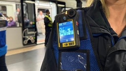 Eine Bodycam mit eingeschaltetem Monitor