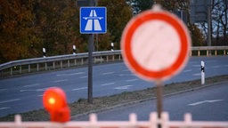 Schilder und Baken markieren die Sperrung einer Autobahnanschlussstelle.