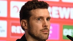 Pressesprecher Till Müller bei der Pressekonferenz des 1.FC Köln