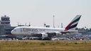 Ein Airbus A380 landet am 01.07.2015 in Düsseldorf auf dem Flughafen.