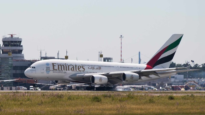 Ein Airbus A380 landet am 01.07.2015 in Düsseldorf auf dem Flughafen.