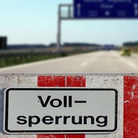 Gesperrte Autobahn im Sommer