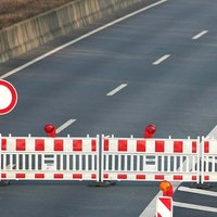 Autobahnsperrung: Rot-weiße Barken versperren die Straße und ein Durchfahrt-verboten-Schild ist aufgestellt