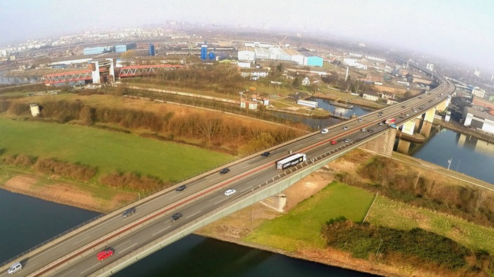 Das Foto zeigt die Berliner Brücke der A 59 in Duisburg 