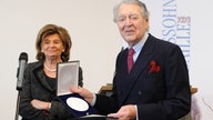 Berthold Beitz und Charlotte Knobloch, stehen im Folkwang Museum in Essen nach der Verleihung der Moses-Mendelssohn-Medaille 2010. 