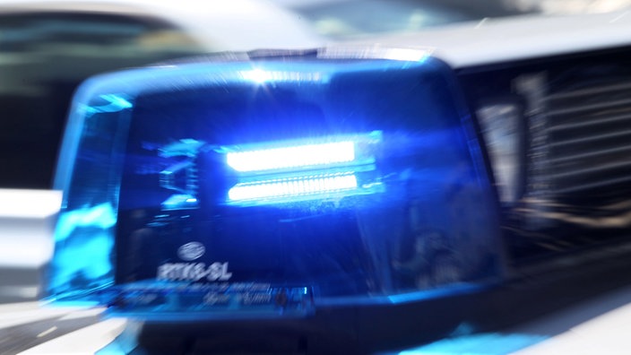 Ein Polizeifahrzeug mit Blaulicht