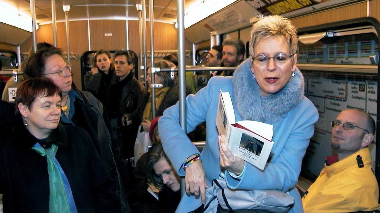 Doris Dörrie liest Fans in der U-Bahn vor