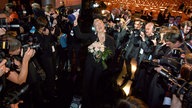 Doris Dörrie umringt von Fotografen