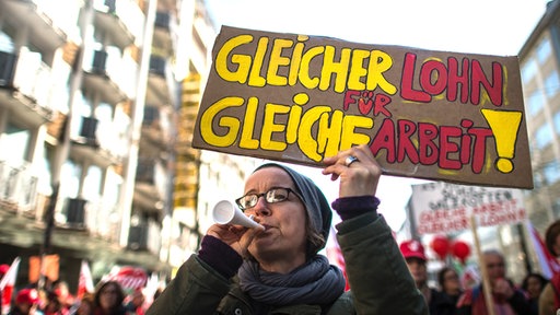Eine Teilnehmerin des Warnstreiks und Demonstration der Gewerkschaften ver.di "Gleicher Lohn für gleiche Arbeit"