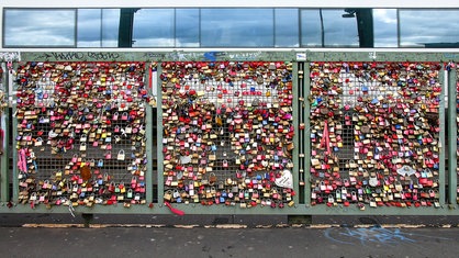 Liebesschlösser hängen an der Hohenzollernbrücke in Köln