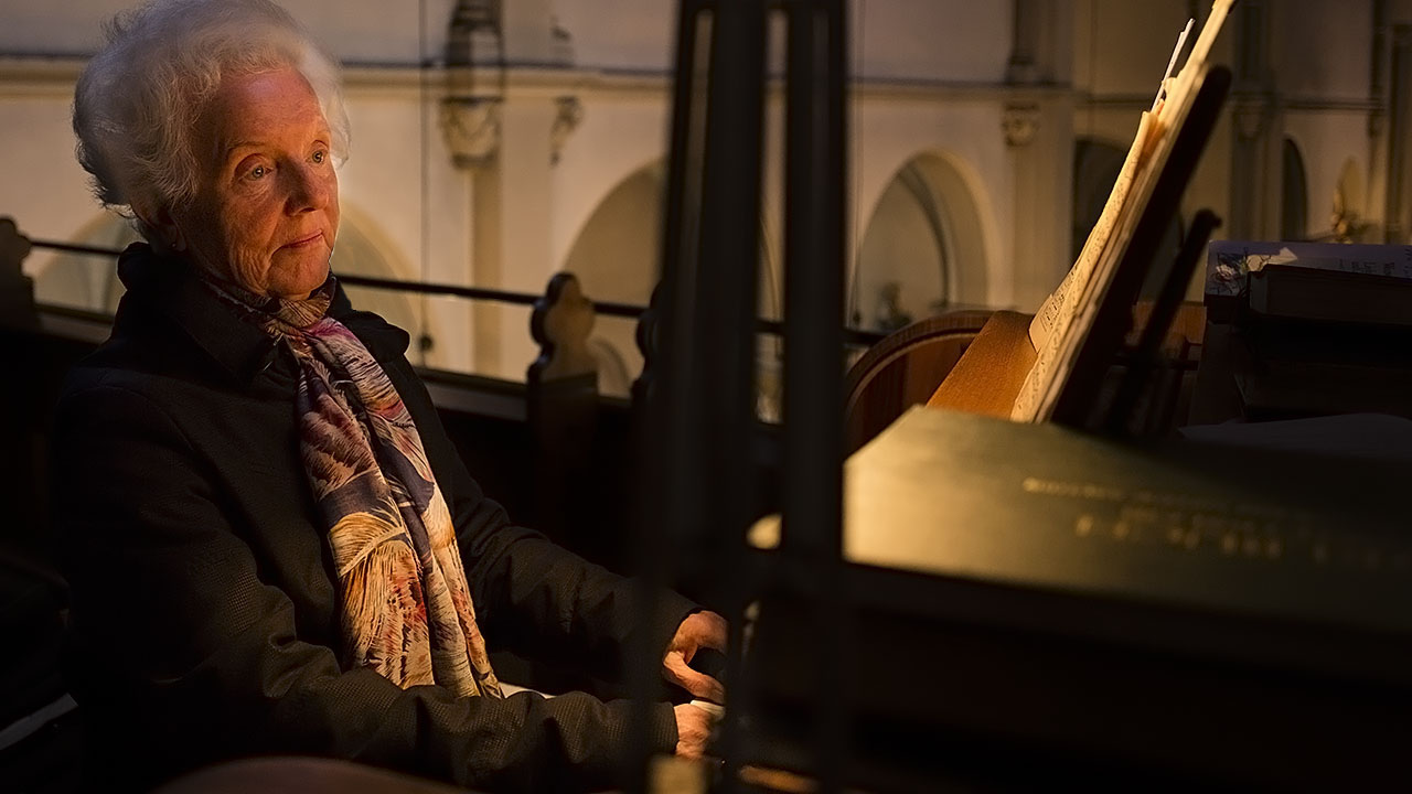 Anne Jansen an der Orgel in der Kirche Sankt Lambertus