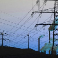 Hochspannungsleitungen stehen vor einer Industrielandschaft