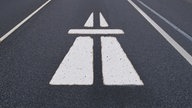 Strasse mit Autobahnsymbol