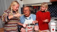 Horst Janson mit seinen Töchtern Sarah und Laura beim Plätzchenbacken (1996)