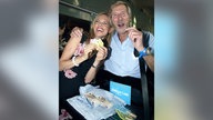 Nina Ruge und Horst Janson verkaufen auf einer UNICEF-Benefiz-Gala in München Lose für einen guten Zweck (2004)
