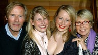 Horst Janson mit seiner Familie bei der Premierenfeier der Komödie "Kein Job für Sünder"