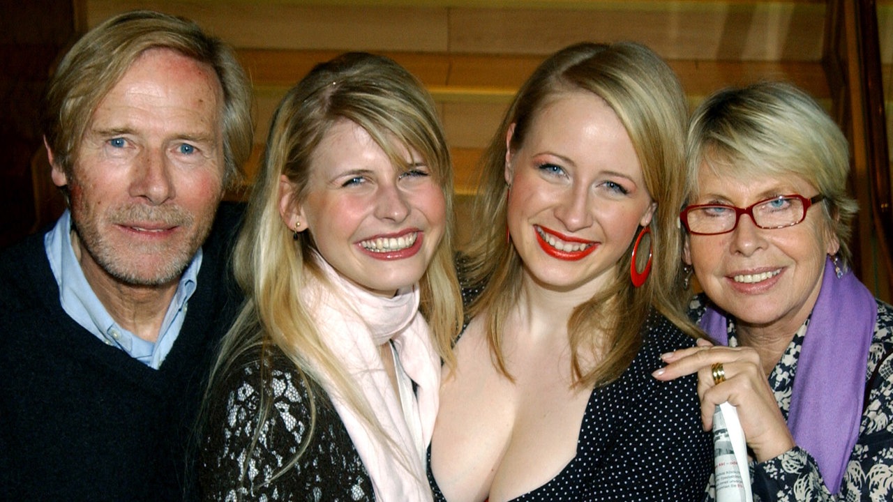 Horst Janson mit seiner Familie bei der Premierenfeier der Komödie "Kein Job für Sünder"