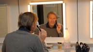 Horst Janson schminkt sich in seiner Garderobe im "Theater im Rathaus" in Essen (2009)