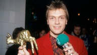 Hape Kerkeling hält bei der Bambi-Verleihung 1990 einen "Fake-Bambi" in der Hand
