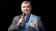 Hape Kerkeling stellt sein Buch "Der Junge muss an die frische Luft" vor