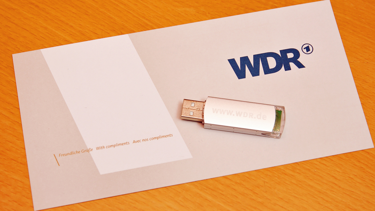 Grußkarte des WDR auf der ein USB-Stick liegt