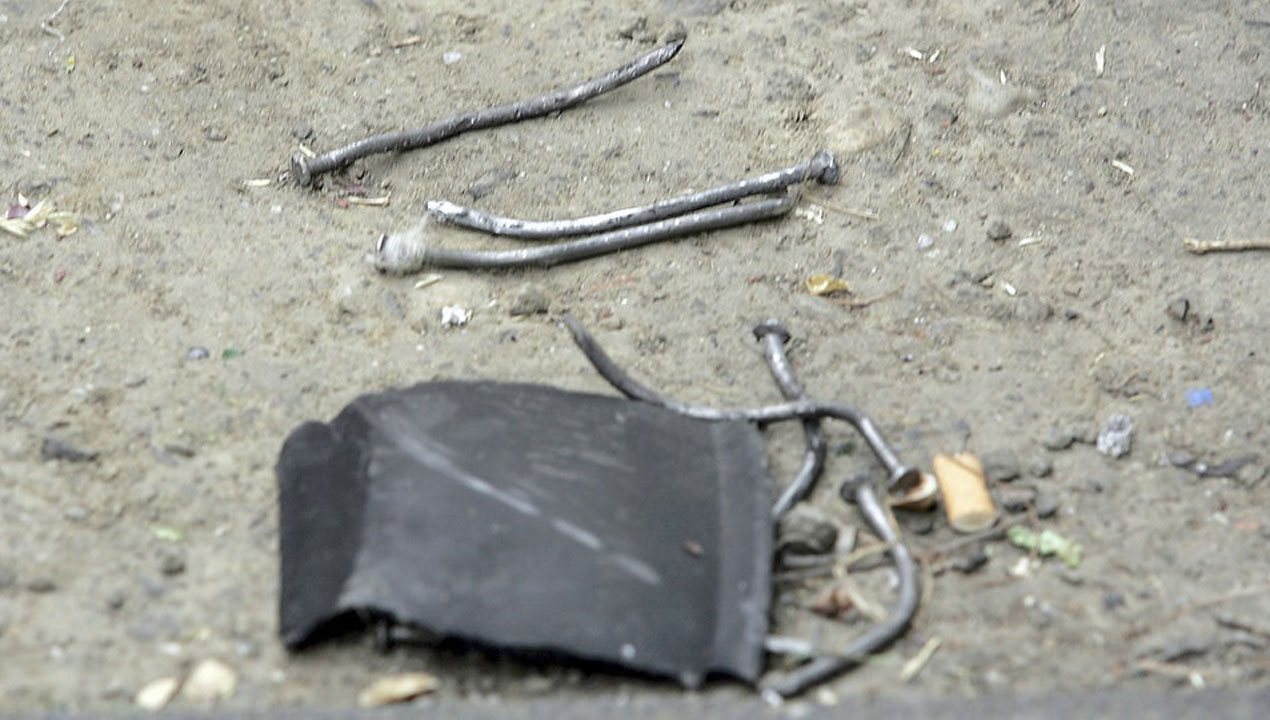 Nägel der Bombe liegen auf der Straße