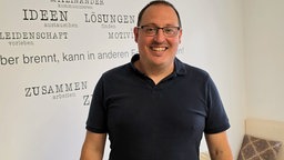 Potrait von Octavian Doroiu aus Rumänien. Er lebt in Oelde und hat seit 2024 die doppelte Staatsbürgerschaft.