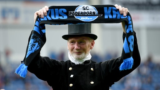 Ein Schornsteinfeger im Stadion des SC Paderborn