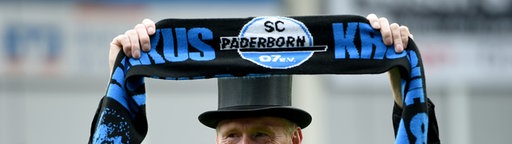 Ein Schornsteinfeger im Stadion des SC Paderborn