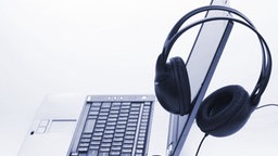 Laptop mit Kopfhörer