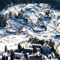 Blick von oben auf die Bobbahn in Winterberg