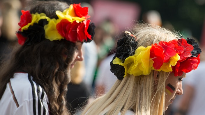 Fans auf der Fanmeile mit Deutschlandmerch