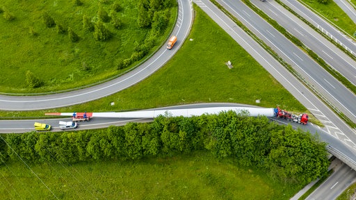 Ein Schwertransporter, beladen mit deinem Flügel für ein Windrad ist im Autobahnkreuz Kamp-Lintfort stecken geblieben.
