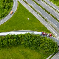 Ein Schwertransporter, beladen mit deinem Flügel für ein Windrad ist im Autobahnkreuz Kamp-Lintfort stecken geblieben.