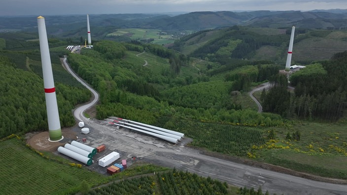 Drei noch nicht fertige Windräder stehen auf den Hügeln in Sundern.