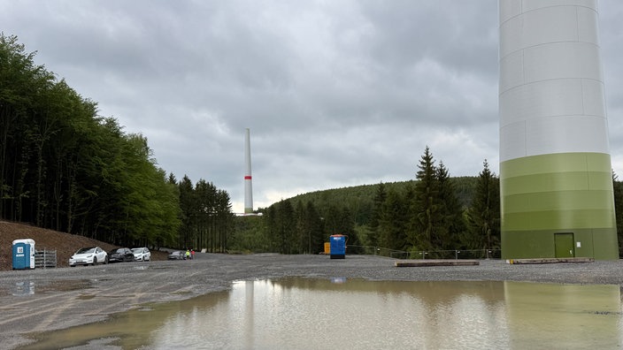 Zwei halbfertige Windräder, noch ohne Flügel, im Wald in Sundern.