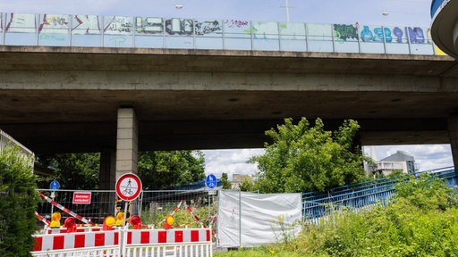 Ein Fuß- und Radweg ist unterhalb der Bonner Nordbrücke aus Sicherheitsgründen gesperrt.
