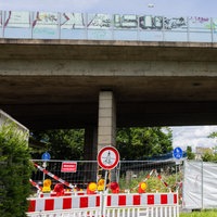 Ein Fuß- und Radweg ist unterhalb der Bonner Nordbrücke aus Sicherheitsgründen gesperrt.