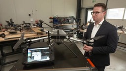 Die Drohne steht in der Produktionshalle des Startups neben dem Geschäftsführer Julian Beautemps