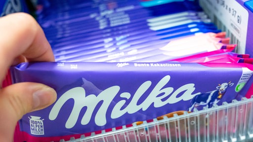 Milka-Schokoladentafeln werden in einem Geschäft angeboten.