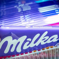 Milka-Schokoladentafeln werden in einem Geschäft angeboten.