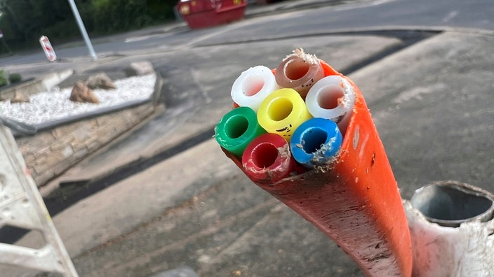 Eine Baustelle mit einem Leerrohr mit Anschlüssen für Glasfaserleitungen
