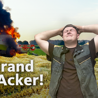 Ein Feld, auf dem eine Landmaschine in Flammen steht.
